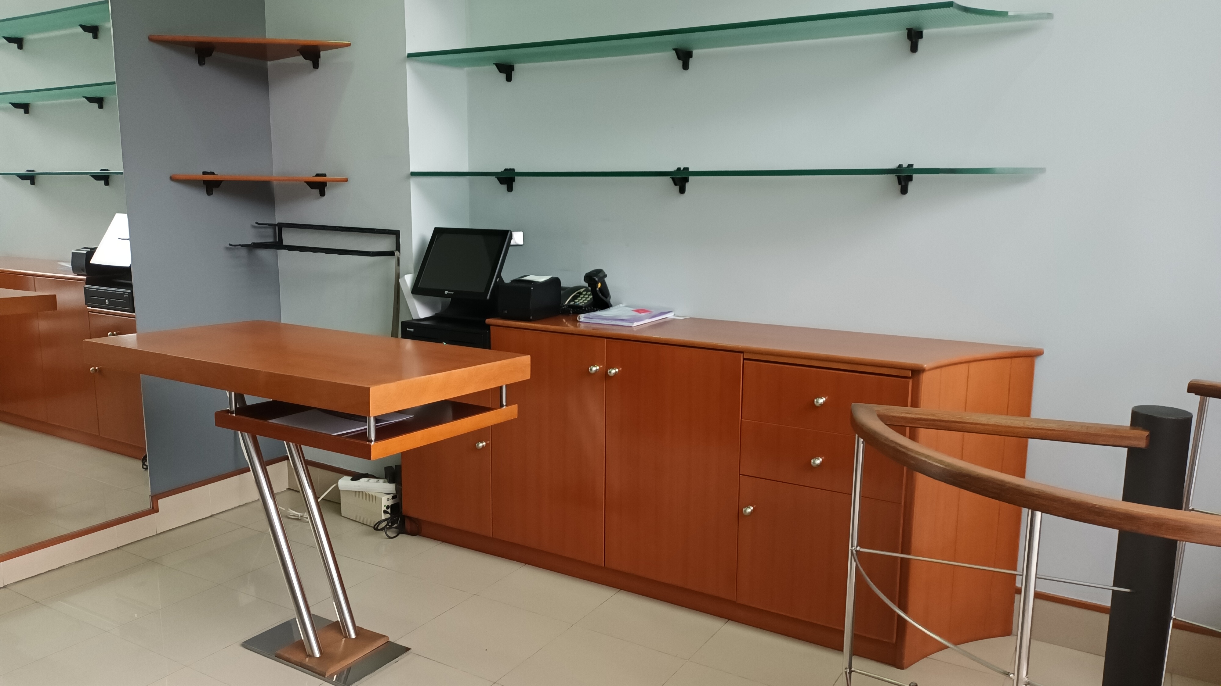 En venta y en alquiler. Luis Mariano caprichoso local. Ultima actividad durante 30 años,zapateria y complementos.