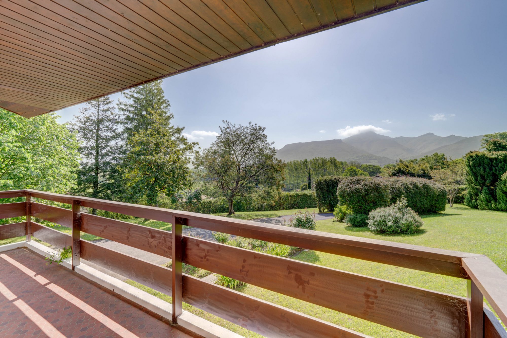 En Urrugne, entorno natural. IMPRESIONANTE villa individual CON PISCINA CLIMATIZADA!!10mil m2 de terreno arbolado y llano. Vistas fantasticas a Larun!!