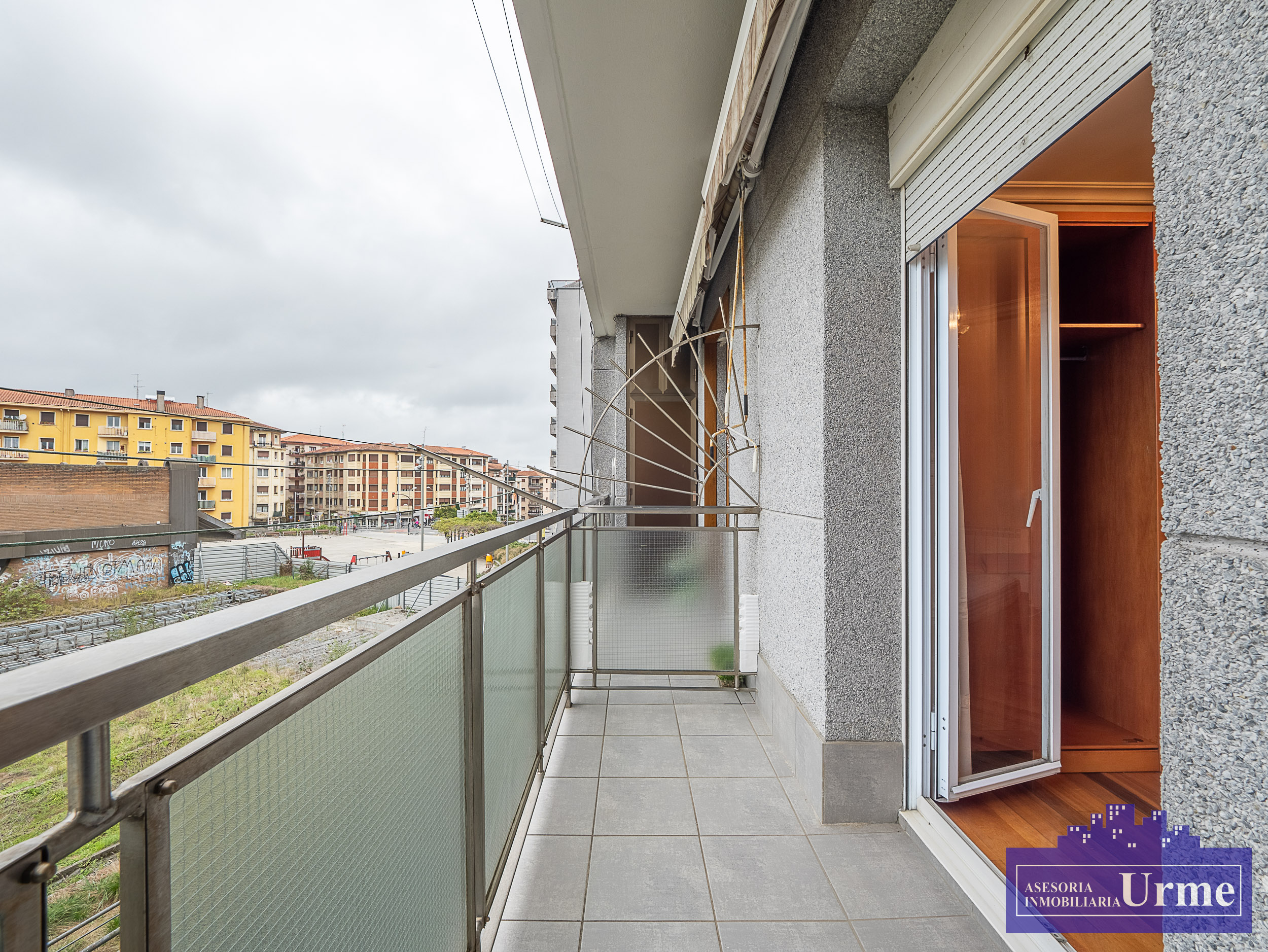 La comodidad de vivir en el centro! 90m2 + balcón, 3 habitaciones, salon, cocina, baño completo mas aseo con lavabo. Informate!