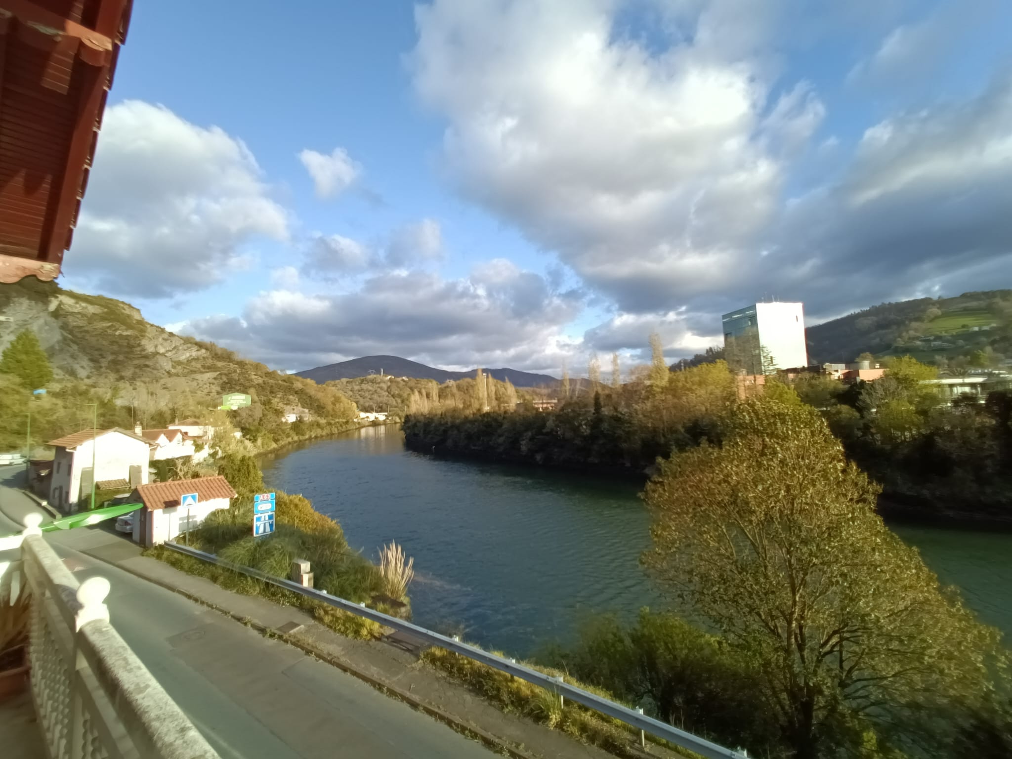 En Biriatou a posos pasos de la frontera de Behobia, vivienda en una 2º y ultima planta, con encanto y a un precio correcto!!