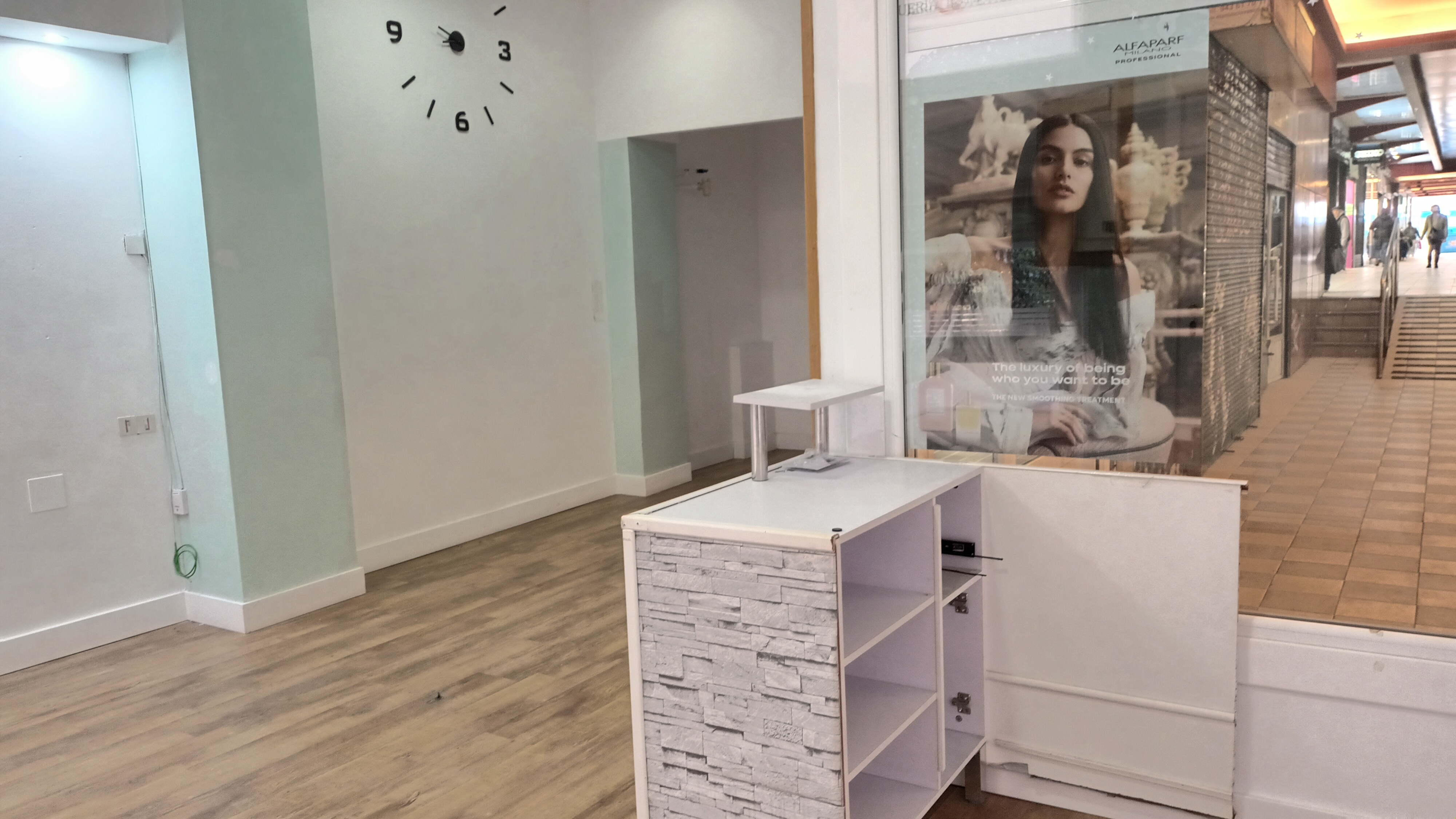 Local en esquina, a la entrada de las galerias Juan Arana.Gran afluencia de paso.Mucha cristalera.Ven a conocerlo!! Local en esquina, a la entrada de las galerias Juan Arana.Gran afluencia de paso.Mucha cristalera.Ven a conocerlo!!
