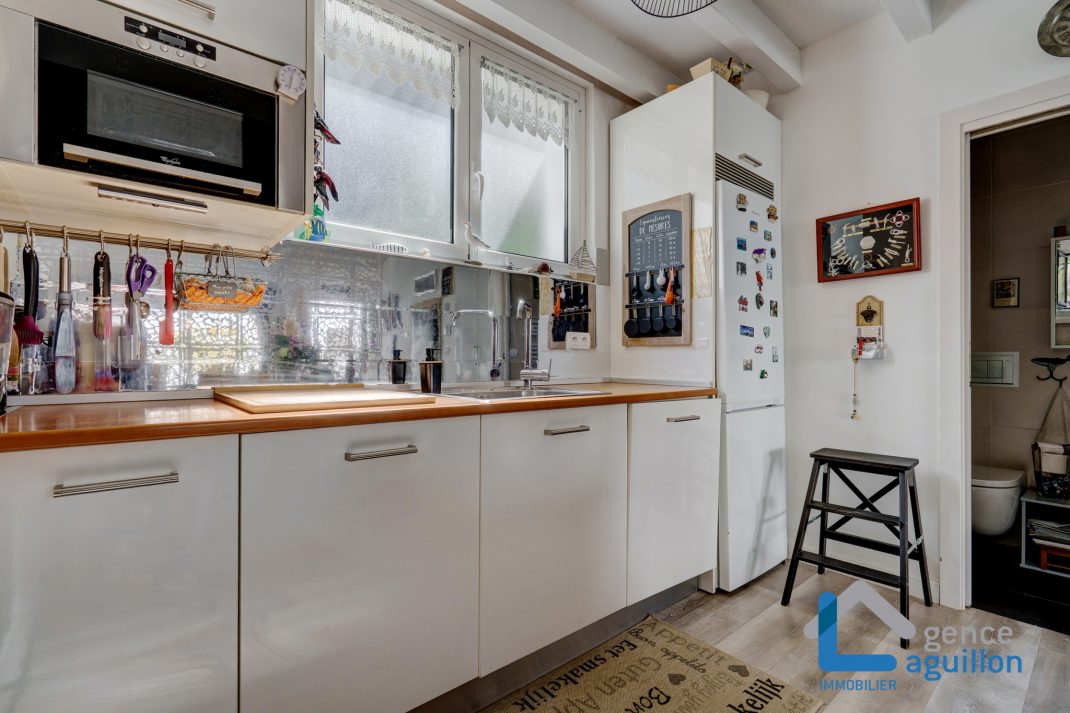 Con un toque especial, villa adosada en el centro. Con 2 amplias terrazas. Comercio a pie. Topo a proximidad. Para entrar a vivir!!