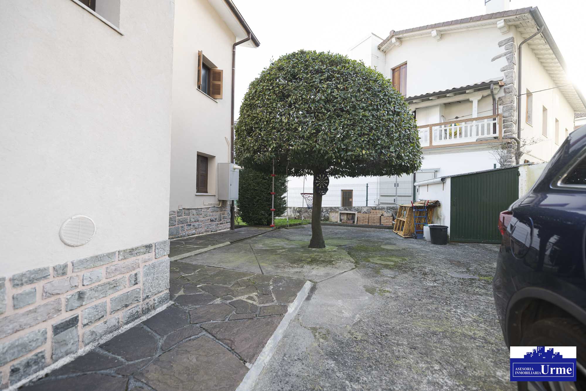 Próxima al ayuntamiento de Irún, villa individual en parcela de 700m2.Dos plantas de 90m2, jardín balcón garaje, txoko. Infórmate!!!