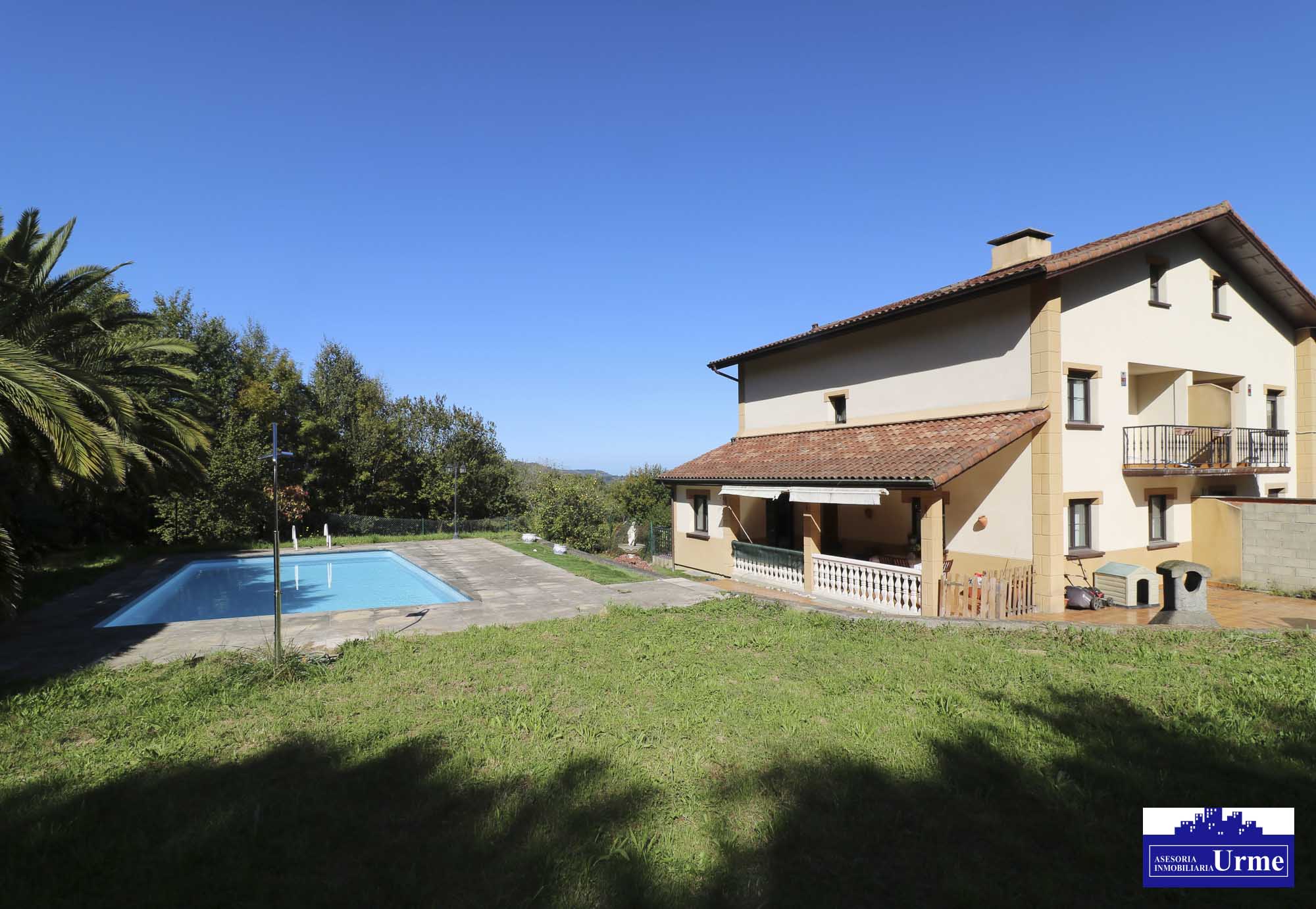 Espectacular villa con piscina en zona tranquila a pocos minutos de Irún. Infórmate!!