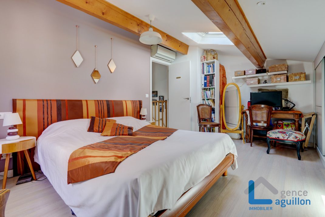 Con un toque especial, villa adosada en el centro. Con 2 amplias terrazas. Comercio a pie. Topo a proximidad. Para entrar a vivir!!