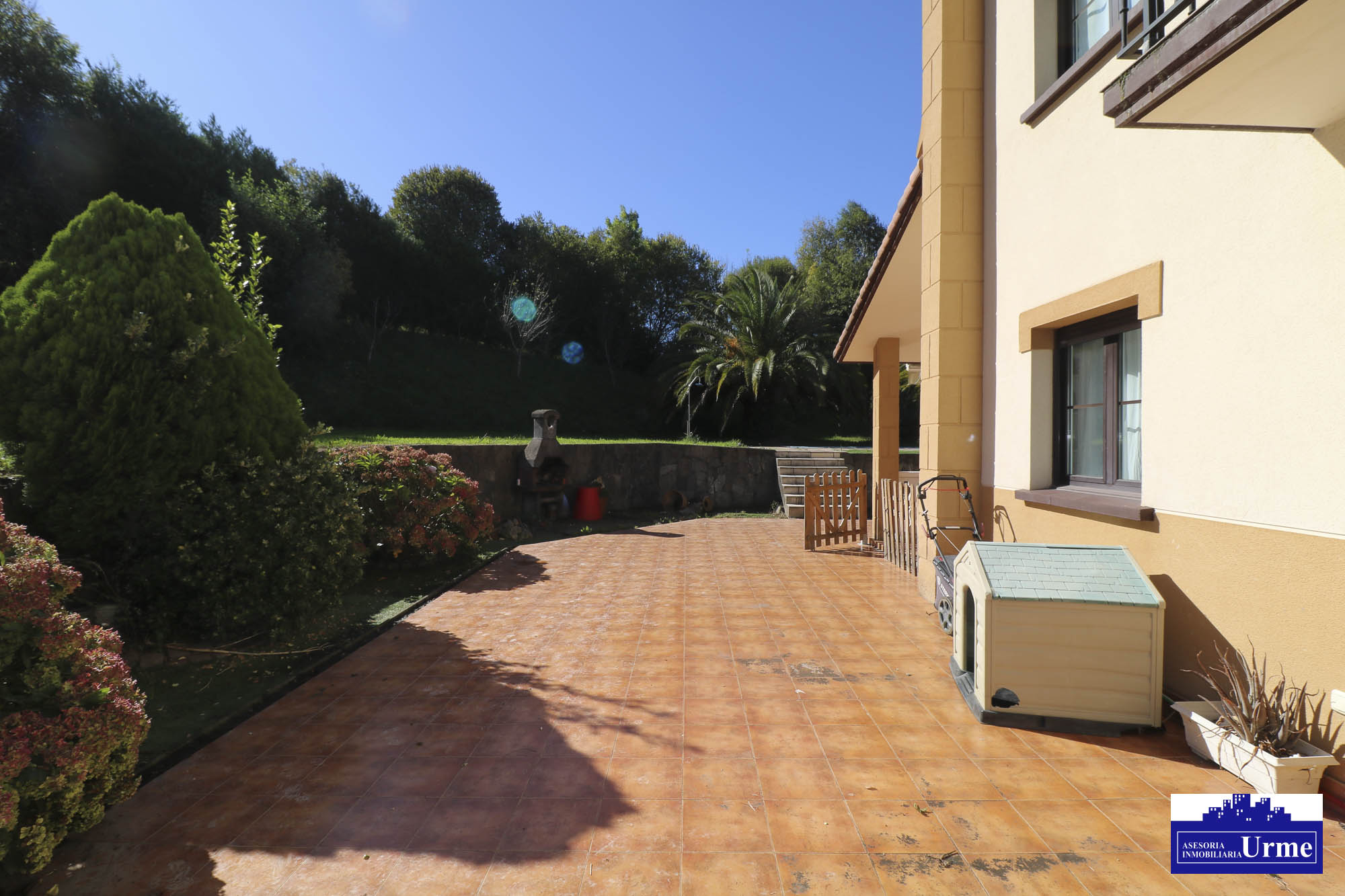 Espectacular villa con piscina en zona tranquila a pocos minutos de Irún. Infórmate!!