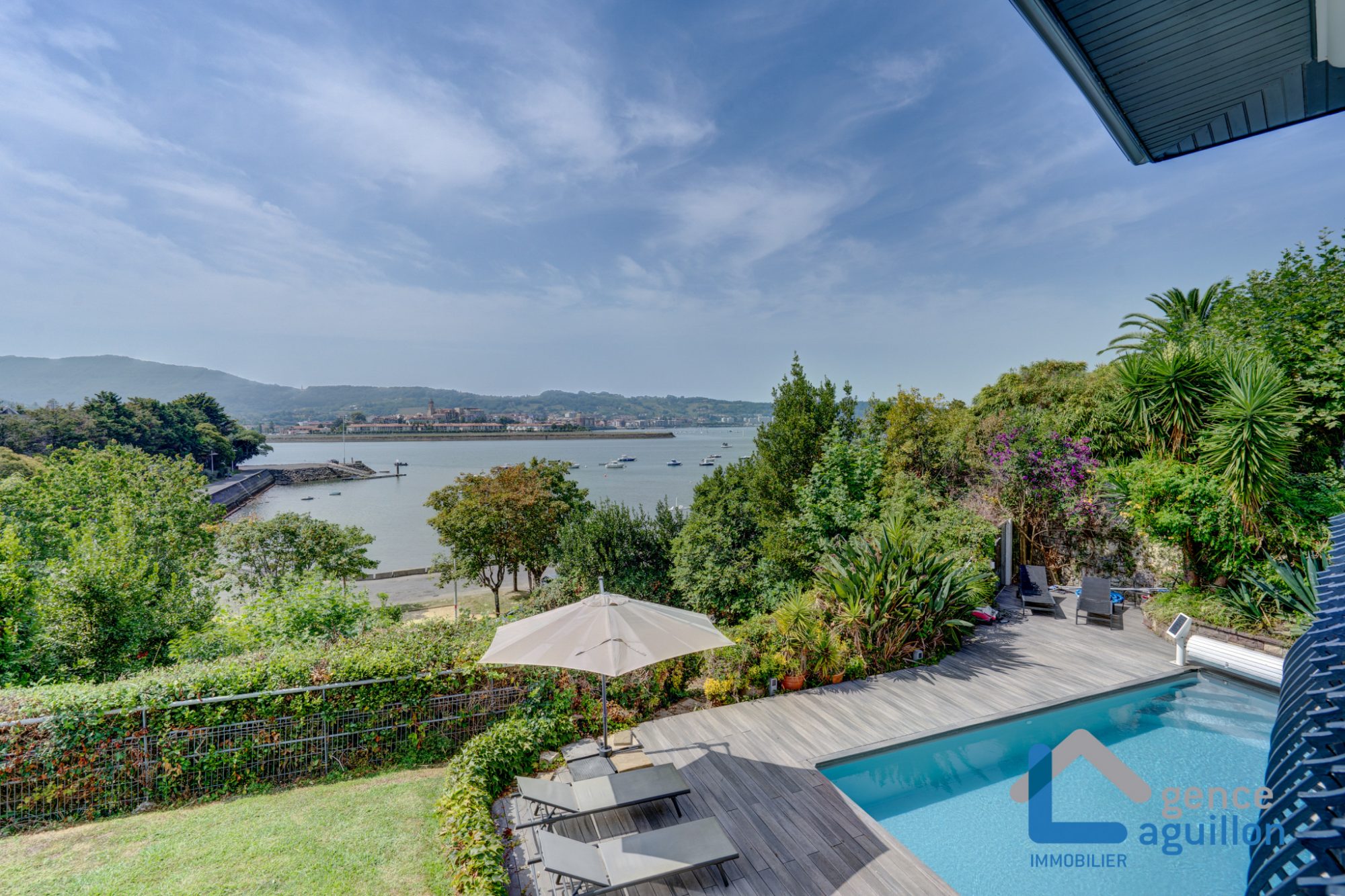 IMPRESIONANTES vistas a Fuenterrabia y bahia de Txingudy!Villa individual con piscina climatizada en parcela de 1810m2.Tes sorprendera!!! 