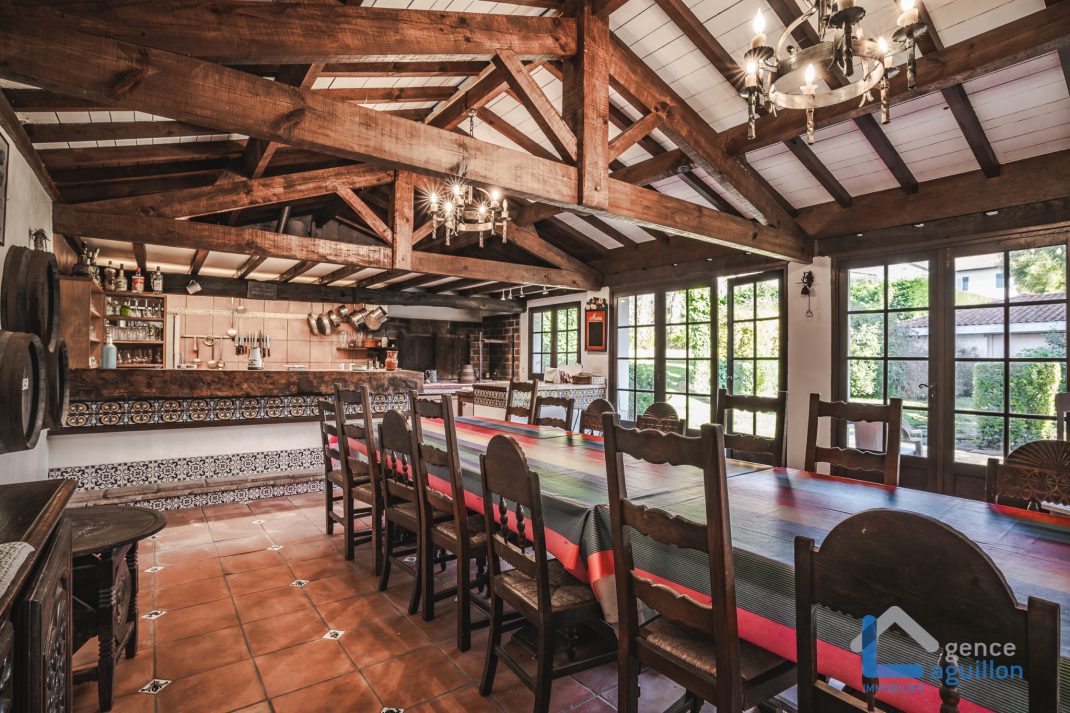 Villa de arquitecto en zona tranquila, elegante y funcional!!! ubicada cerca del Centro en una calle tranquila y sin salida. Ven a conocerla!!!