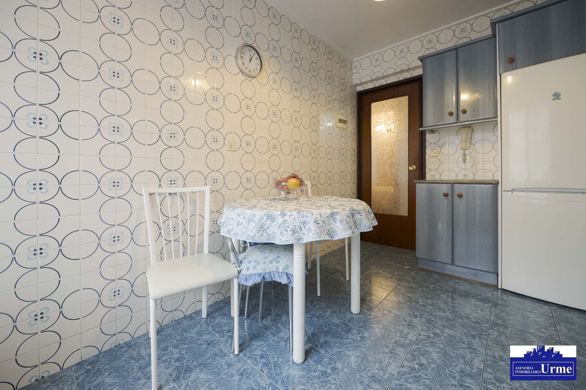 En San Miguel junto a correos, vivienda de 3 habitaciones, salon, cocina equipada con salida a balcon, 2 aseos un baño.Trastero. Para actualizar!!informate