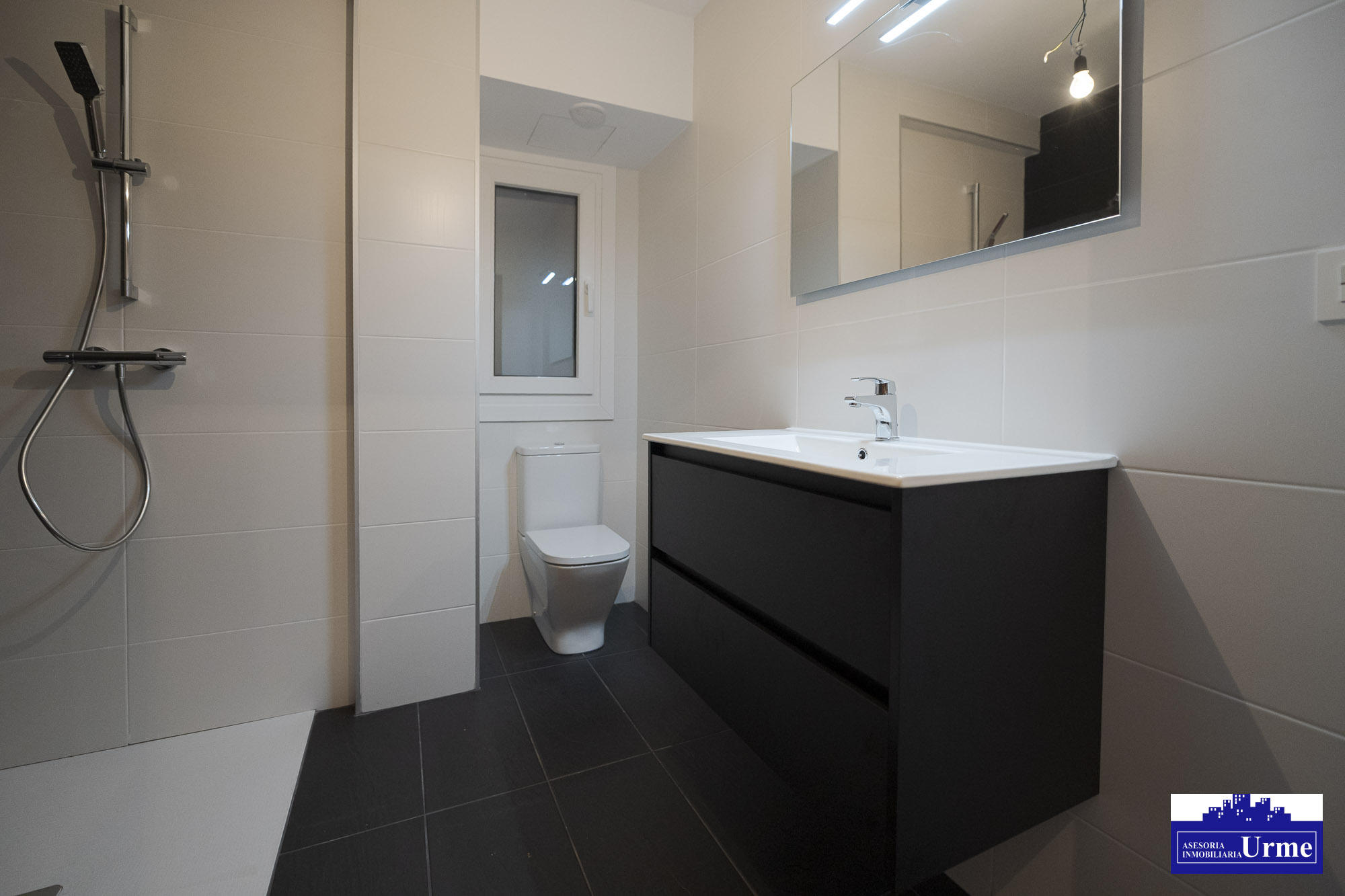 Ubicación ideal, en el centro frente al Mendibil, 2 habitaciones (posibilidad 3)gran salón, cocina a equipada y baño con ducha. A estrenar! infórmate Ubicación ideal, en el centro frente al Mendibil, 2 habitaciones (posibilidad 3)gran salón, cocina a equipada y baño con ducha. A estrenar! infórmate