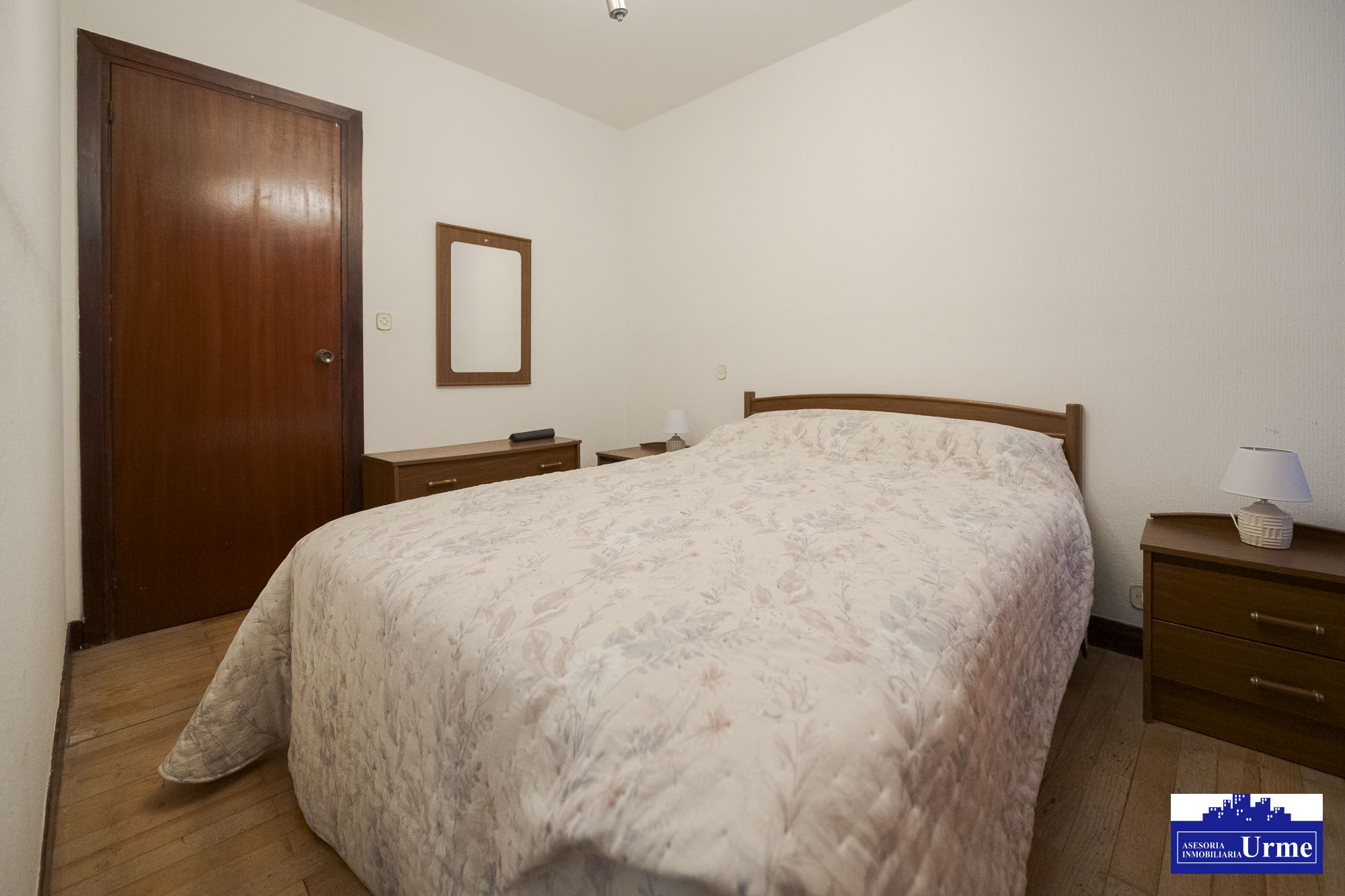 En San Miguel junto a correos, vivienda de 3 habitaciones, salon, cocina equipada con salida a balcon, 2 aseos un baño.Trastero. Para actualizar!!informate