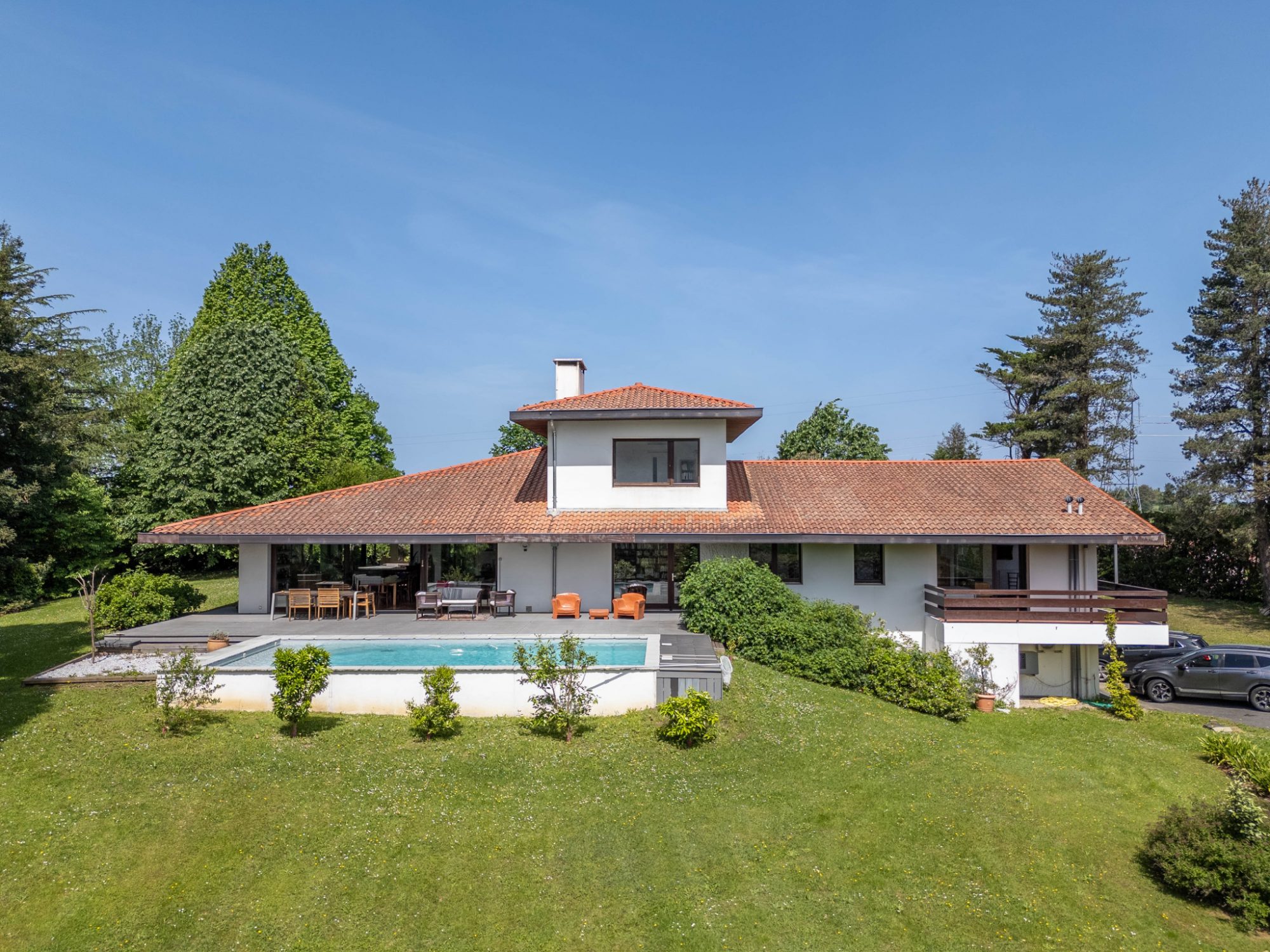En Urrugne, entorno natural. IMPRESIONANTE villa individual CON PISCINA CLIMATIZADA!!10mil m2 de terreno arbolado y llano. Vistas fantasticas a Larun!!