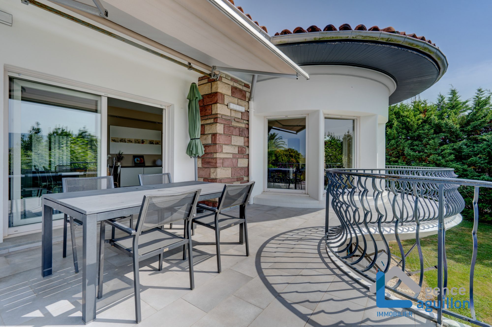 IMPRESIONANTES vistas a Fuenterrabia y bahia de Txingudy!Villa individual con piscina climatizada en parcela de 1810m2.Tes sorprendera!!! 