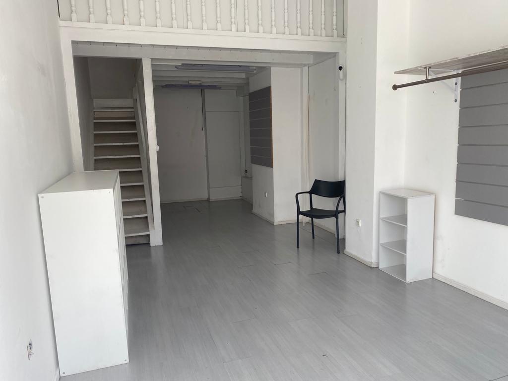 En Luis Mariano, Coqueto local a pie de calle de 30m2+ 20 de altillo ideal despacho o para almacenar. Ultima actividad tatuajes! Informate!!