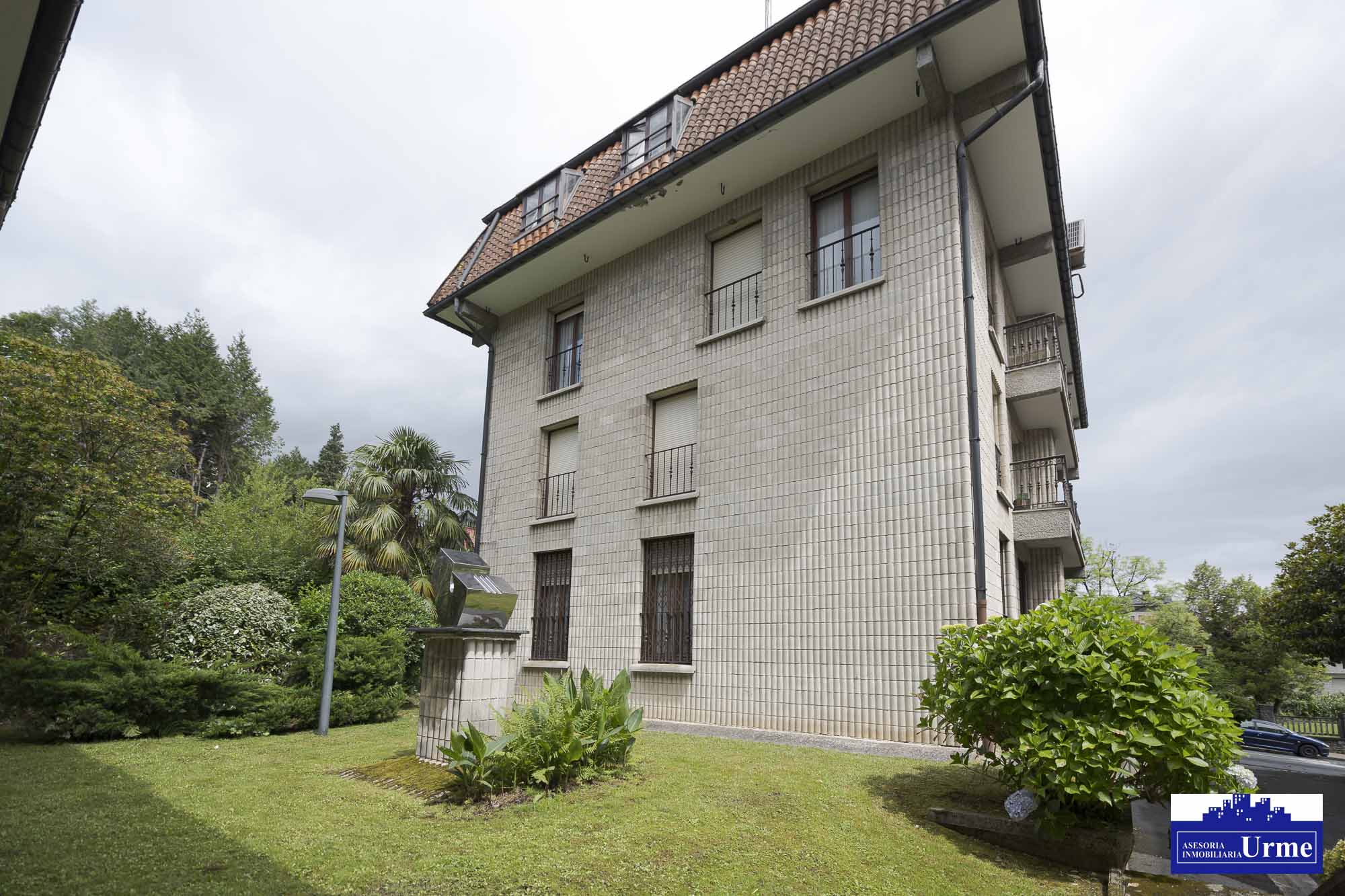 Magnifica vivienda en comunidad de 3 vecinos.110m2, 4 habitaciones, salon,cocina,2 baños,balcon.Garaje doble. Jardin comunitario.Ubicacion excepcional!
