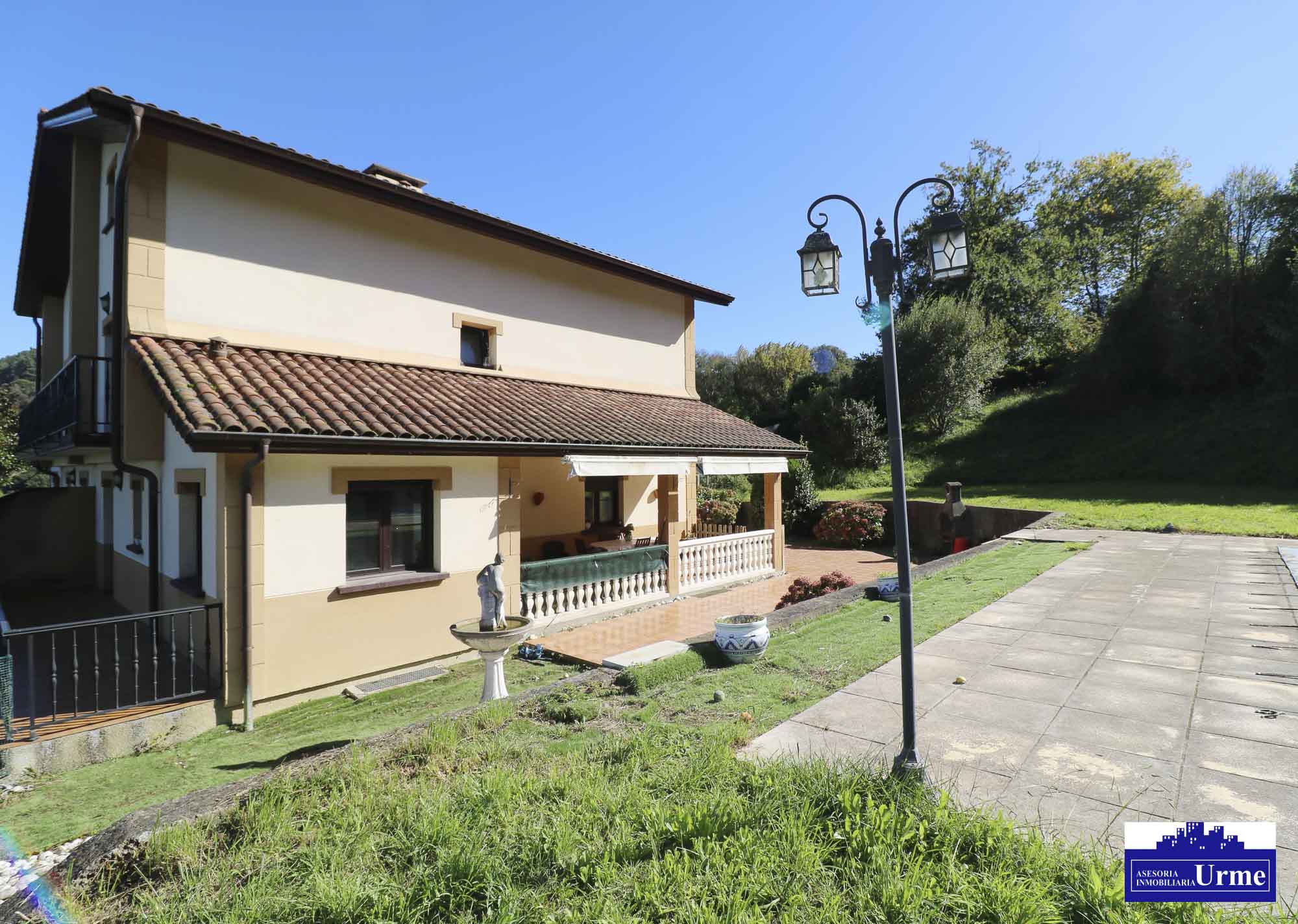 Espectacular villa con piscina en zona tranquila a pocos minutos de Irún. Infórmate!!