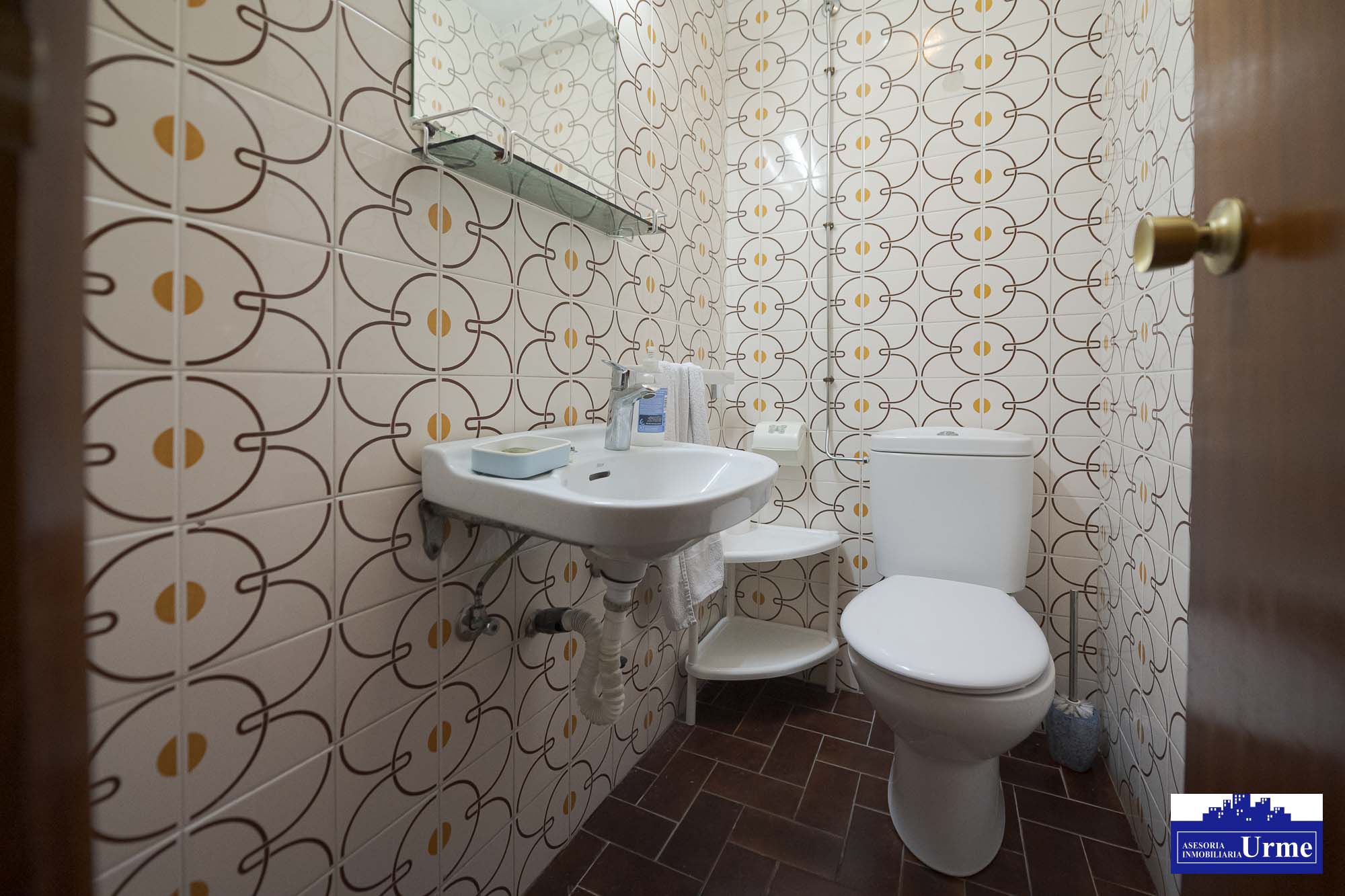 En San Miguel junto a correos, vivienda de 3 habitaciones, salon, cocina equipada con salida a balcon, 2 aseos un baño.Trastero. Para actualizar!!informate