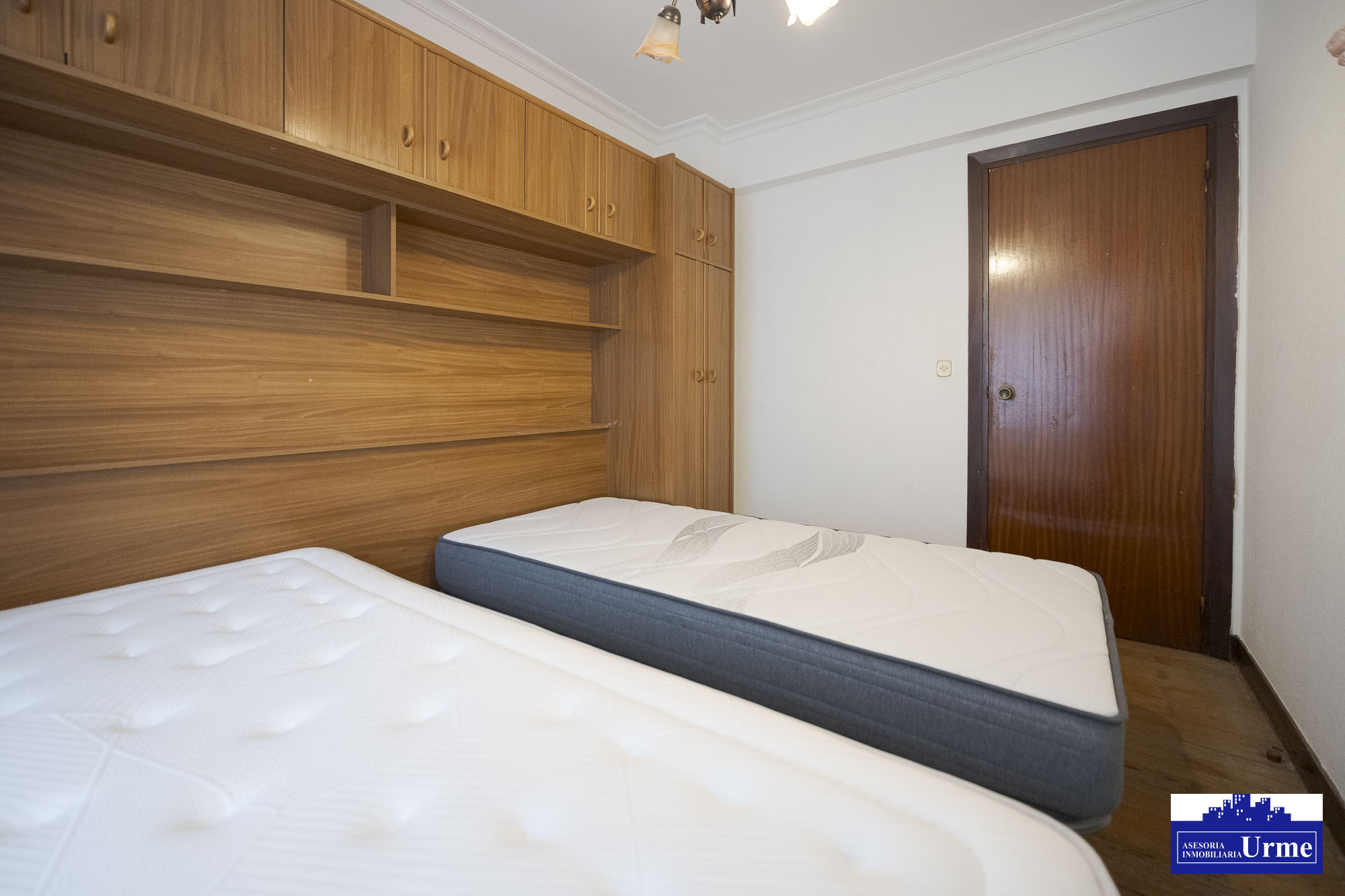 En San Miguel junto a correos, vivienda de 3 habitaciones, salon, cocina equipada con salida a balcon, 2 aseos un baño.Trastero. Para actualizar!!informate