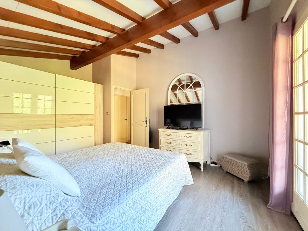 En Biriatou, Villa estilo basque con piscina climatizada! Parcela arbolada de 2918m2.Acceso a autopista y frontera a proximidad.Te encantara!! Ven a visitarla