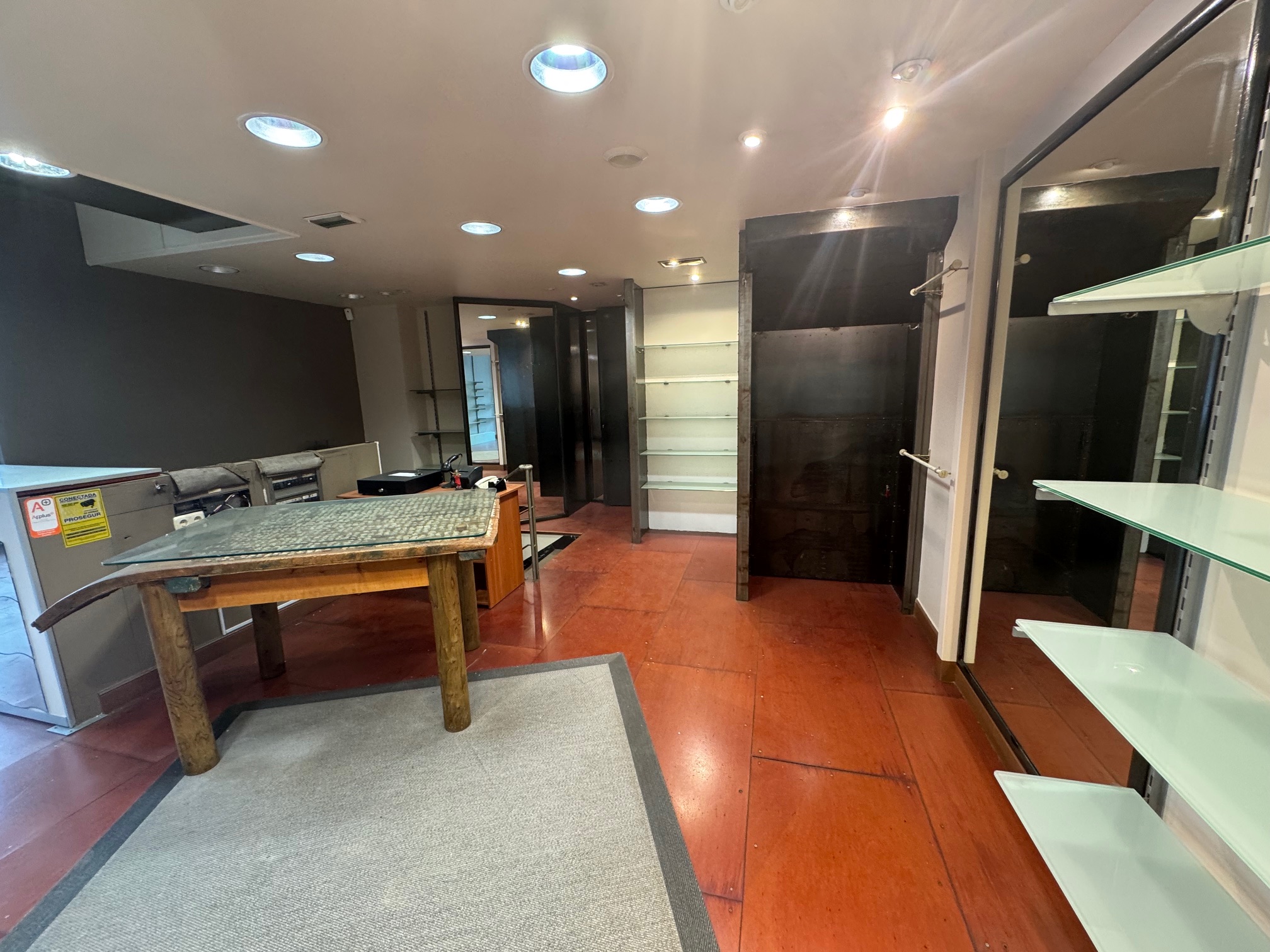 En Luis Mariano, local comercial 100 m2, distribuidos en 3 plantas (60m2 planta principal) Excelente ubicación! Infórmate en nuestras oficinas de Paseo de Colon 27. En Luis Mariano, local comercial 100 m2, distribuidos en 3 plantas (60m2 planta principal) Excelente ubicación! Infórmate en nuestras oficinas de Paseo de Colon 27.