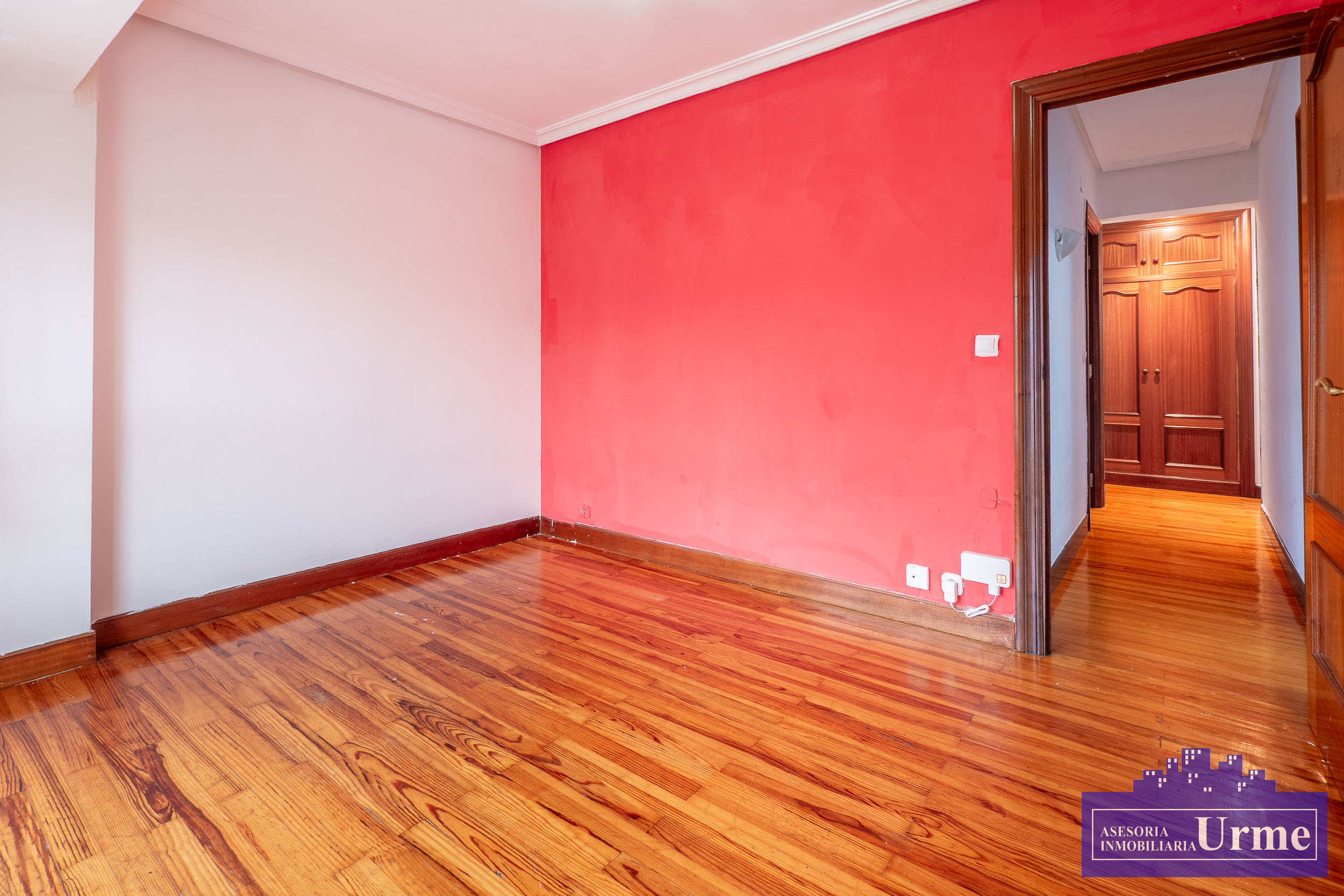 Zona Anzaran, ultima planta, vivienda de 90m2 útiles con terraza, exterior, 3 habitaciones, 2 baños, salón majo cuadrado, cocina equipada. Infórmate!!!!