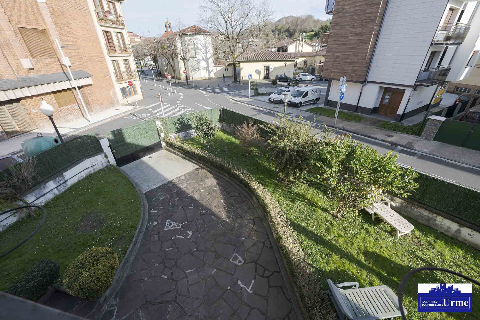 Próxima al ayuntamiento de Irún, villa individual en parcela de 700m2.Dos plantas de 90m2, jardín balcón garaje, txoko. Infórmate!!!