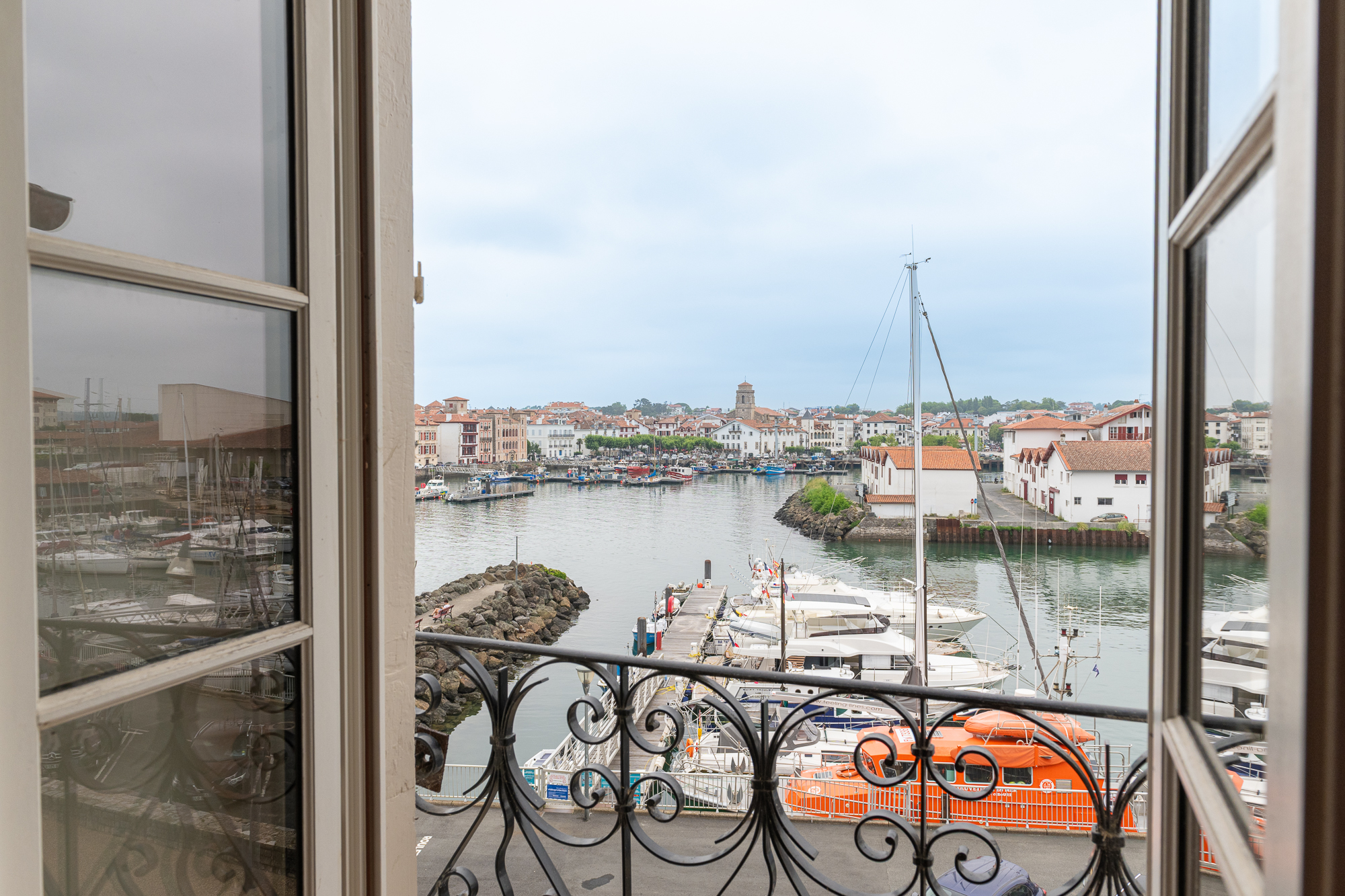 Dúplex frente al puerto de Ciboure en una de las zonas mas autenticas! 150m2 de ensueño!!Producto atípico muy especial.